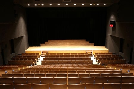 演劇の街 下北沢と小劇場文化を支える こまばアゴラ劇場 本多劇場 ザ スズナリ 東演パラータ こまばアゴラ劇場 Cinema Theatre 003 Dig Tokyo