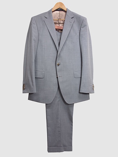 「グローバル・スタイル」のグレイのスーツ