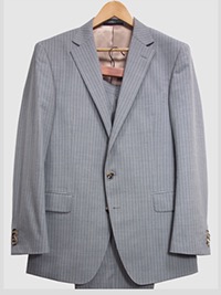 「グローバル・スタイル」のグレイ・スーツのジャケット