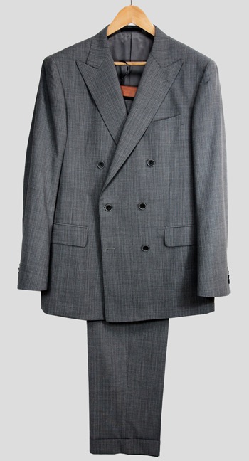 「グローバルスタイル」のチャコール・グレイのダブル・ブレスト・スーツ