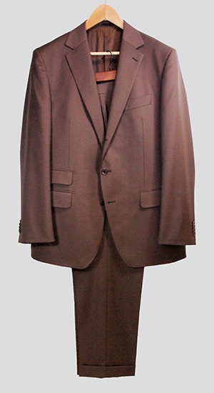 「グローバルスタイル」の茶色いスーツ