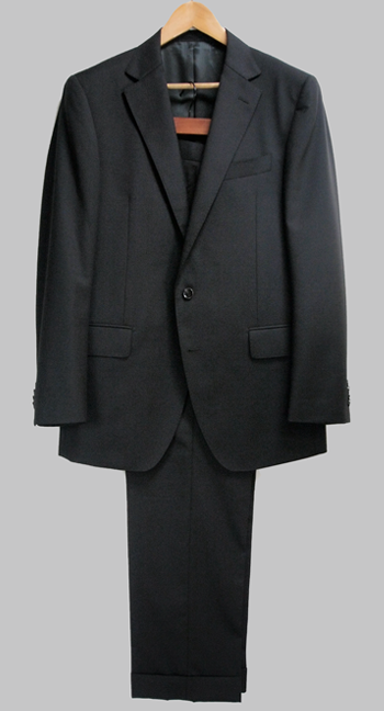 「グローバルスタイル」の黒いスーツ