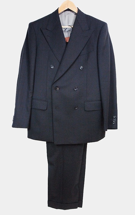 「KASHIYAMA the Smart Tailor」の黒いダブル・ブレスト・スーツ