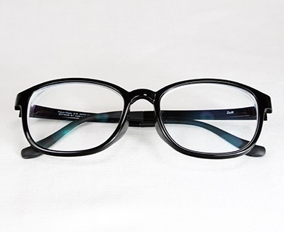 「ゾフ」の黒色のメガネ